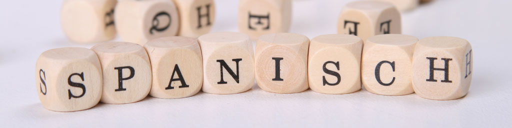 Native Speaker Spanisch buchen bei Stimmenkartei - Spanisch mit einzelnen Holzbuchstaben buchstabiert